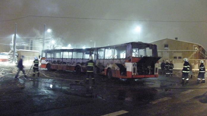 V pražských Kobylisích shořel autobus MHD