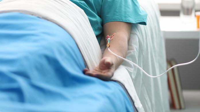 Mladík v kómatu "zaspal" pandemii. Virus i přesto dvakrát chytil