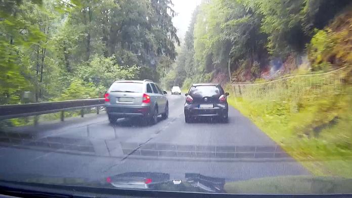 VIDEO: Šílenec v oktávce ohrozil několik životů. Policie ho nenašla