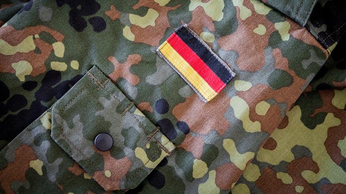 Přešlap německé armády. Někteří vojáci dostali uniformy s označením "SS"