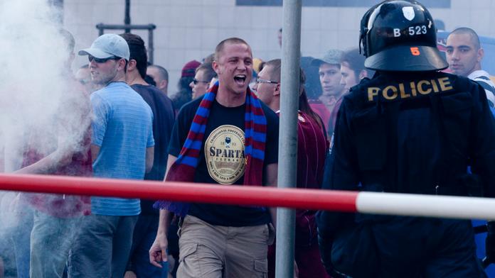 BITKA FOTBALOVÝCH FANDŮ: Přes 300 fanoušků Sparty a Baníku rozehnala policie!