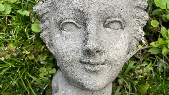 Zničená socha umělce Enrica Buttiho