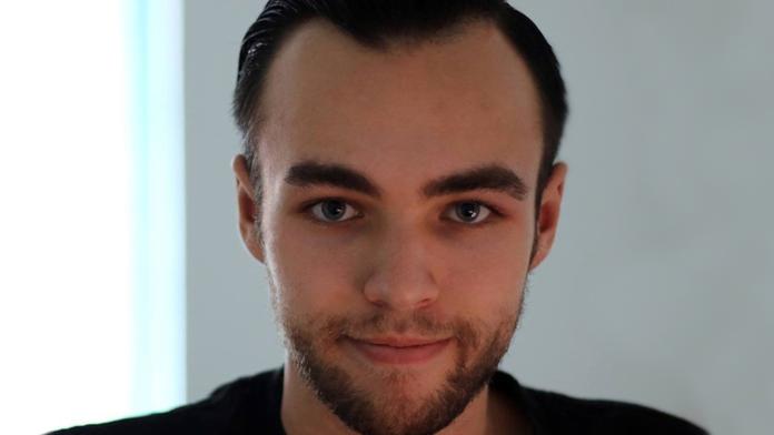 Hacker ukradl data za 2 a půl miliardy. Skrývá se v Česku! FOTO
