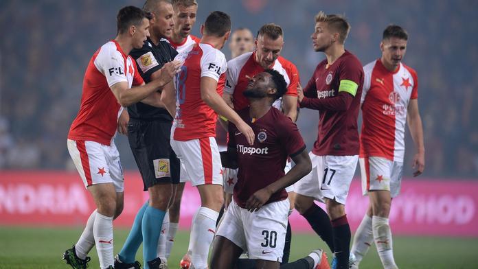 Sparta na kolenou: Vaše bída, naše radost, vtipkují slávisté na úkor rivala