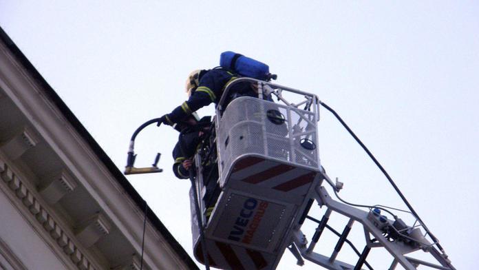 Chlapeček (1) zavřel matku na balkoně a spolykal její antikoncepci
