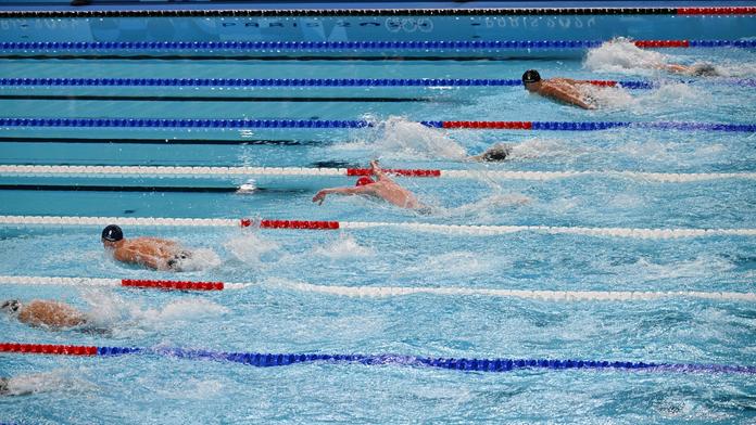 Nečekaný aplaus v olympijském bazénu. Ovací se dočkal plavčík, který lovil čepici