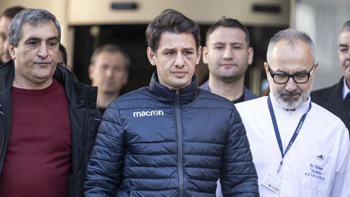 Rozhodčí Halil Umut Meler odchází z nemocnice s monoklem po napadení předsedy Ankaragücü přímo na hřišti