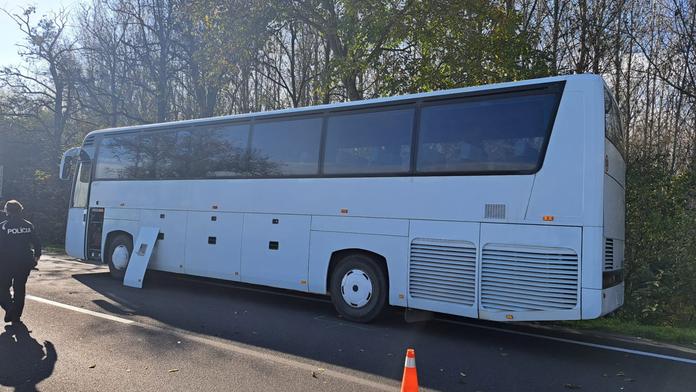 Vážná nehoda na Slovensku. Autobus s českými důchodci narazil do stromu
