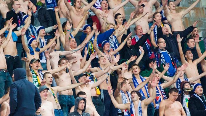 Fanoušci Baníku napadli hlídku strážníků, tři skončili v poutech