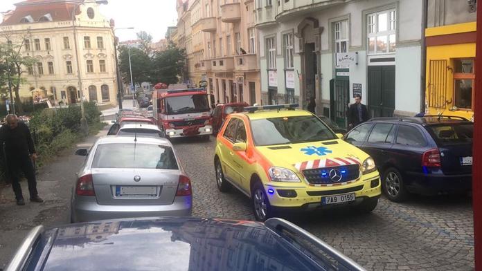 Železniční doprava z Prahy na jih se zastavila! Vlak srazil člověka