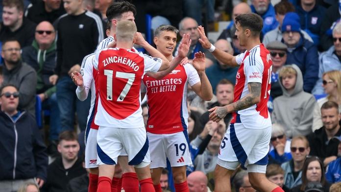 Arsenal oddálil mistrovské oslavy Liverpoolu. Chelsea otočila v závěru