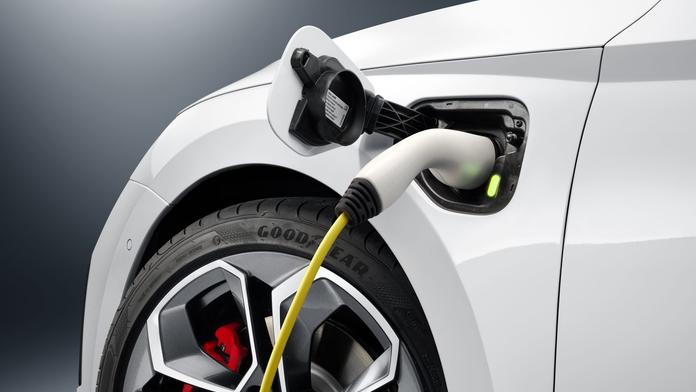 Pozor na hybridy! Automobilky svolávají desetitisíce aut, riziko se týká i škodovek