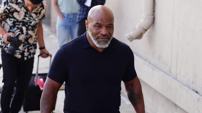 Co se mu stalo? Boxer Mike Tyson se objevil na invalidním vozíku