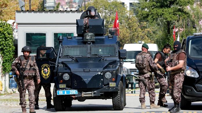 Přes 700 vojáků se otrávilo jídlem, policie v Turecku zatkla 21 lidí