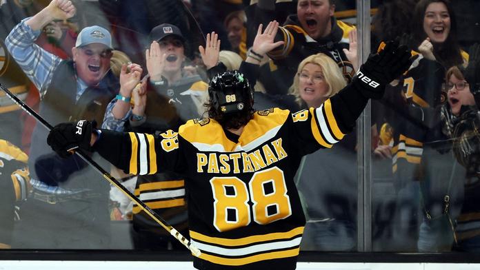 Fenomén Pastrňák má v NHL 500 bodů. Překoná Eliáše a přiblíží se Jágrovi?