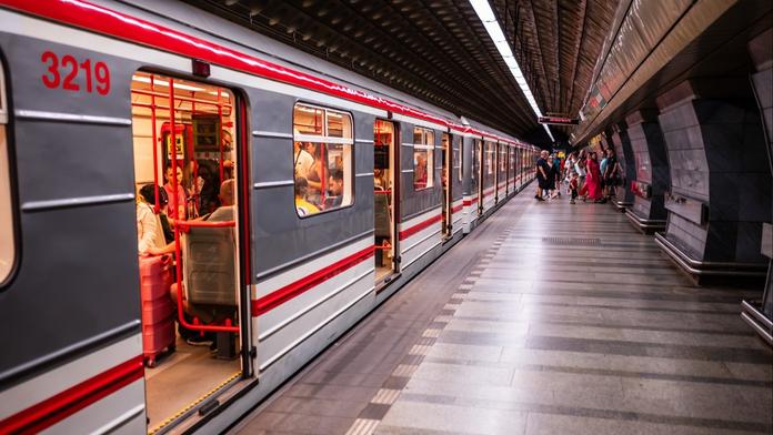 Drama v pražském metru. Muže oživovali ostatní cestující
