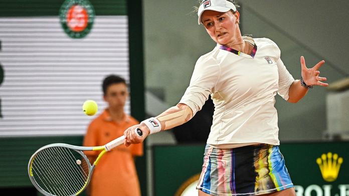Krejčíková sedmkrát ztratila podání, Rusce podlehla ve dvou setech
