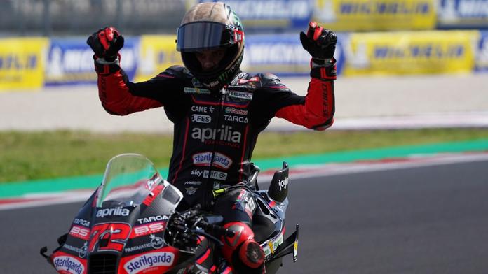 Marc Márquez byl blízko další výhře ve sprintu, nakonec spadl. Vyhrál Bezzecchi