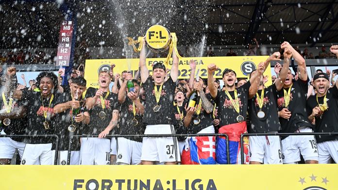Fotbalová Sparta si převzala ligový titul. Baník vybojoval poháry