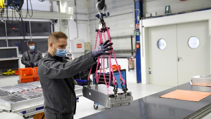 Volkswagen rozeseje po Evropě továrny na baterie. Ve hře je i Česko