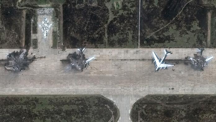 Satelitní snímek ukazující rozsah škod způsobených ukrajinským útokem na ruské bombardéry