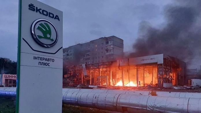 Rusové zaútočili na autosalon Škodovky. Explozi nepřežil jeden člověk