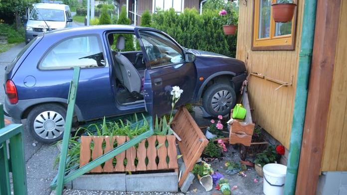 Kuriózní nehoda: Řidička nabourala do chaty a nájemníkům zbořila záchod!