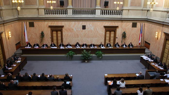 Ústavní soud: Lidi bez jiného bytu nelze vyhodit z podnájmu!