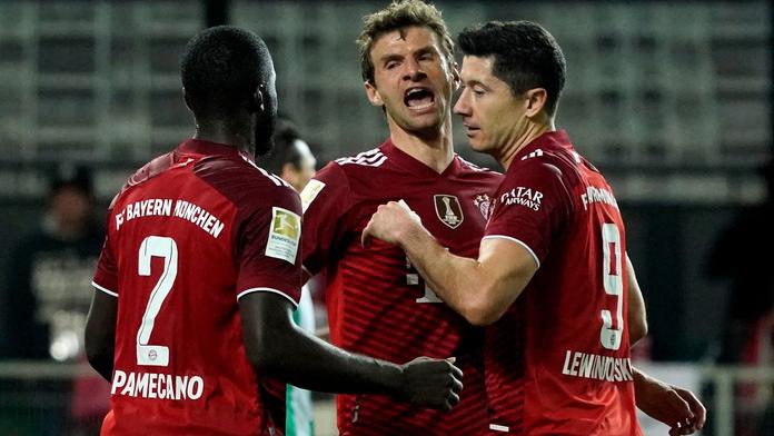 Bayern i v deseti porazil poslední Fürth, Lewandowského série skončila