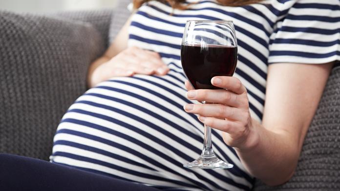 Lehké popíjení v těhotenství plod neohrozí, tvrdí nové studie