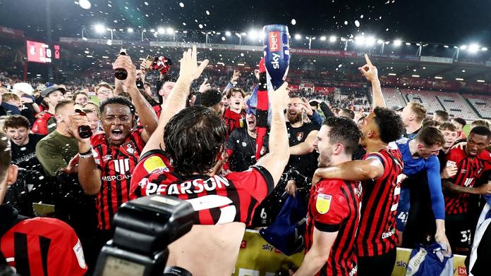 Bournemouth slaví postup do Premier League a vyléčení rakoviny v jeden den