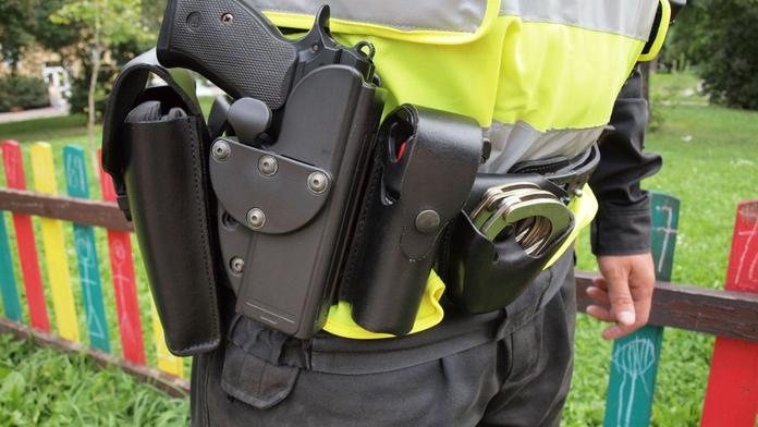 Agresivní opilec na vozíku napadal ochranku i personál nemocnice ve Střešovicích
