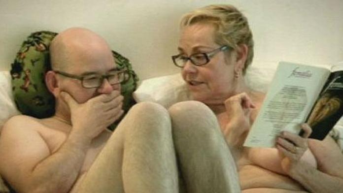 Clive (45) přijde o panictví s terapeutkou Cheryl (68)! Bude to v televizi!