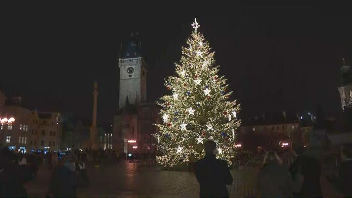 Rozsvěcení stromku na "Staromáku" bylo bez diváků. Co jiná města?