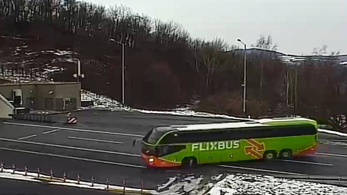 Neuvěřitelné! Řidič 15metrového autobusu se otáčel přímo na dálnici