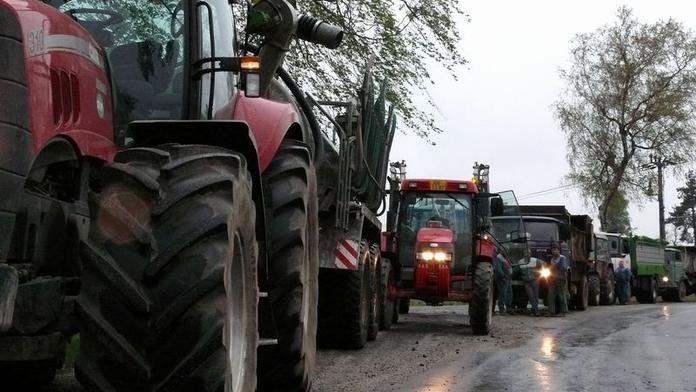 Dopravci protestovali kvůli Topolánkovi, zemědělci kvůli mléku