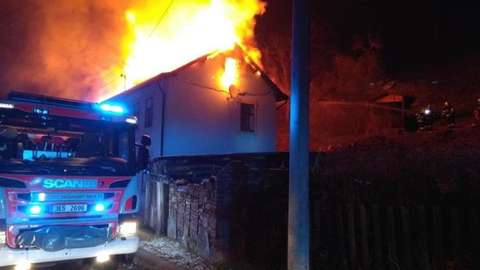 Oheň zachvátil rodinný dům, plameny vyšlehly ze střechy