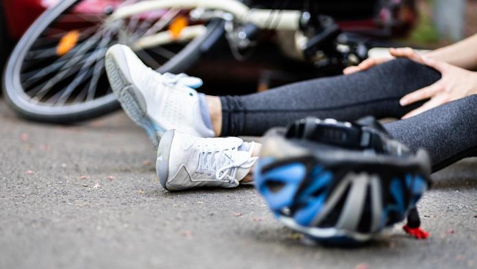 VIDEO: Hůř už začít nemohla. Česká cyklistka spadla ze startovací plošiny
