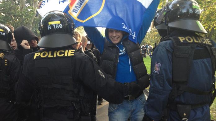 Baníkovci se porvali s fanoušky Sparty. V poutech skončilo 63 lidí