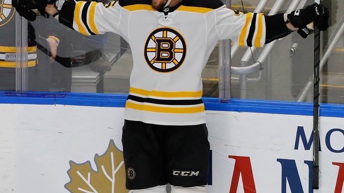 Krejčí se podílel na výhře Bostonu, bodovali i Vrána a Vrbata