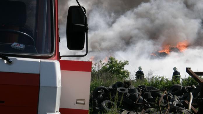 Hasiči dostali po kontrolu obří požár ve skladu pneumatik! 7 lidí se nadýchalo NEBEZPEČNÝCH ZPLODIN