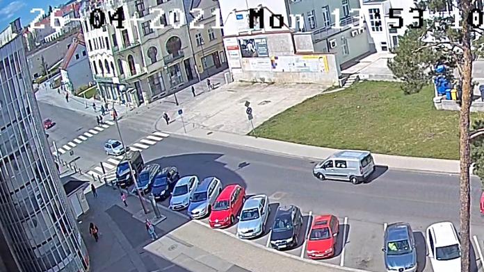 Bezohledný řidič srazil na přechodu seniorku a ujel. Poznáte ho?