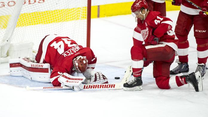 Černý den gólmanů v NHL: Mrázek chyboval, Mazanec lovil šestkrát