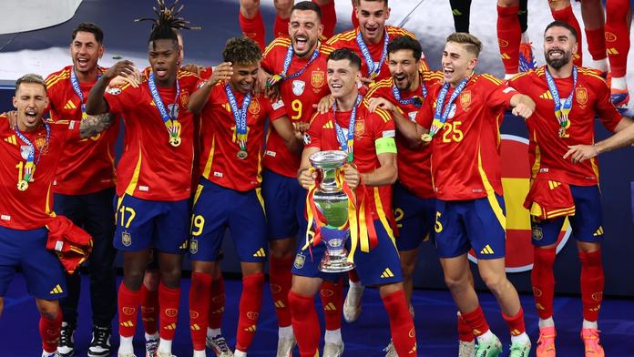 Álvaro Morata (uprostřed) s trofejí pro mistry Evropy