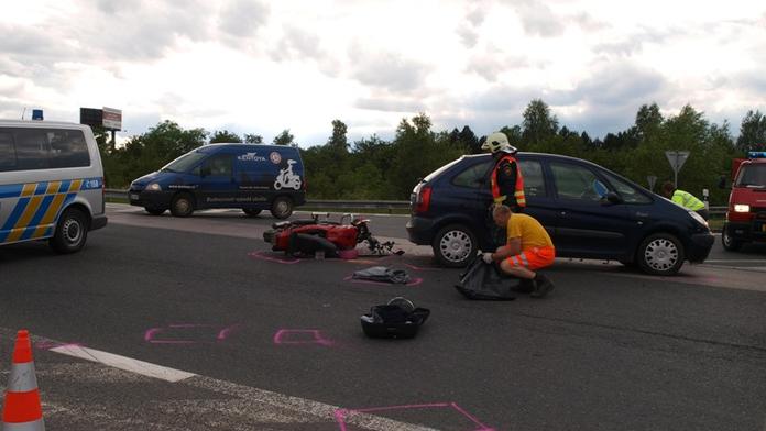 Motorkář nedobrzdil, s vážnými zraněními ho odvezli do nemocnice