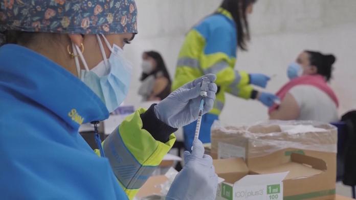 SÚKL prověřuje 94 úmrtí po očkování. Vedlejší účinky mělo přes 7000 lidí