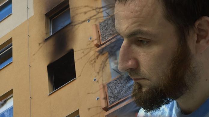 Muž zapálil dveře bytu, uhořeli v něm otec se synem! Jde za mříže