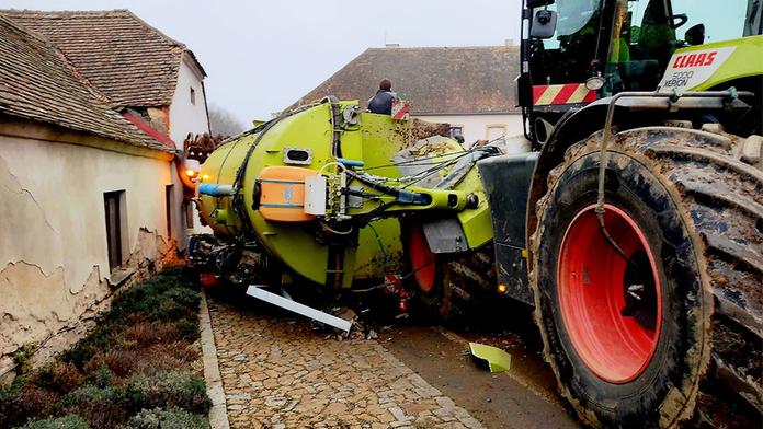 Řidič traktoru převrátil cisternu. Do okolí vytekla smradlavá močůvka