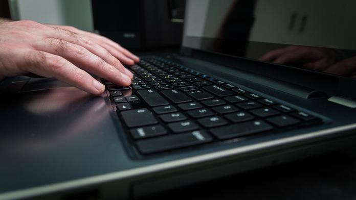 Muž ze Šumperska měl doma tisíce fotek s dětskou pornografií