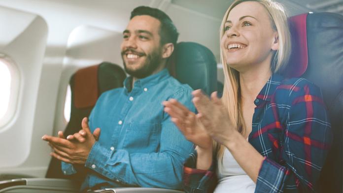 Lidé tleskají v letadle